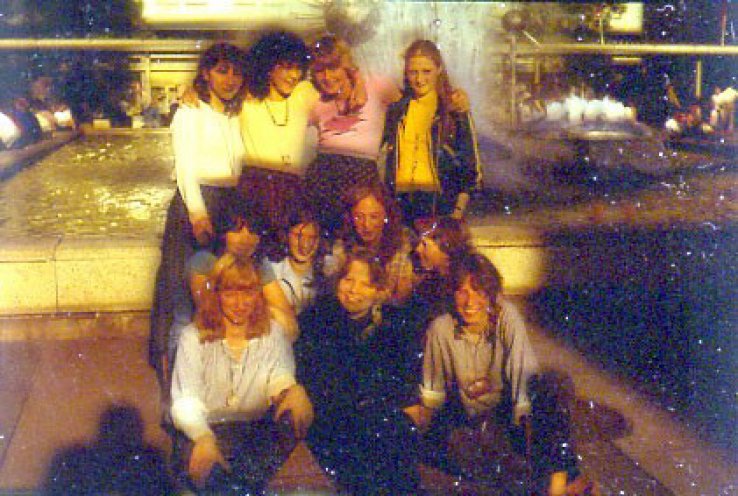 Sommer 1982, Prager Straße in Dresden: Johanna Kalex mit Freundinnen. Die jungen Frauen treffen sich regelmäßig am Brunnen im Zentrum der Stadt und verbringen ein paar unbeschwerte Stunden miteinander. Quelle: Privatarchiv/Thomas Kantschew