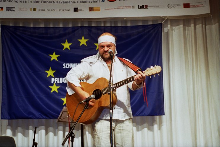 Christian Kunert am 4. September 2004 bei einem Konzert anlässlich des Bausoldatenkongresses in Potsdam. Quelle: Robert-Havemann-Gesellschaft/Rolf Walter