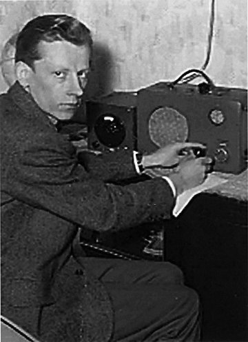 Nach der Haftentlassung: Im Westen demonstriert Gerhard Schmale den Umgang mit den Radioapparaten. Aufnahme vom Anfang der 1960er Jahre. Quelle: Robert-Havemann-Gesellschaft / RHG_Fo_HAB_20036