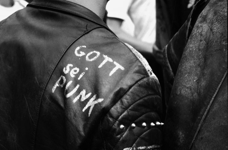 Punks beim „Beat Inn“, Freilichtbühne Berlin-Weißensee, am 31. Juli 1988.
Quelle: Robert-Havemann-Gesellschaft/Volker Döring/RHG_Fo_HAB_23259