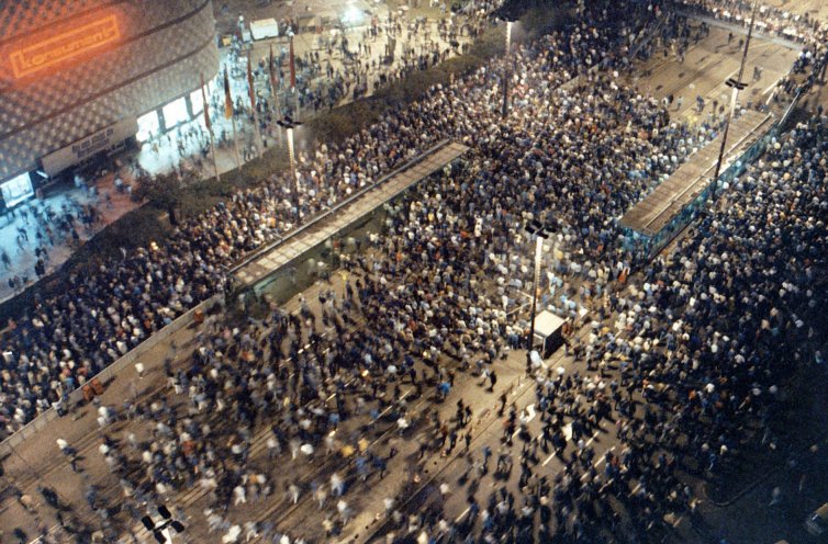 Immer wieder montags: Über 70.000 Menschen beteiligen sich am 9. Oktober 1989 an der Montagsdemonstration in Leipzig. Quelle: Robert-Havemann-Gesellschaft/Aram Radomski