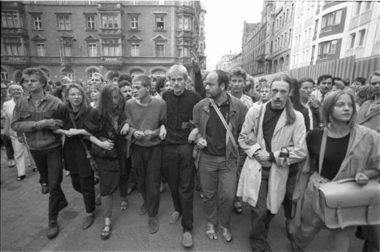 Angeführt wird der Demonstrationszug von jungen Mitgliedern Leipziger Umwelt- und Menschenrechtsgruppen. Von rechts: Carola Bornschlegel, Udo Hartmann, Uwe Schwabe, Christian Dietrich, Thorsten Beinhoff, Gesine Oltmanns, Katrin Hattenhauer. Quelle: Robert-Havemann-Gesellschaft/Armin...