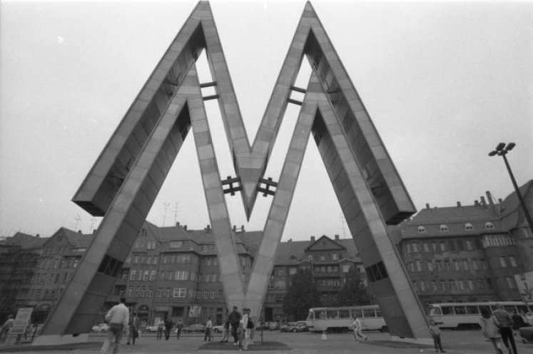 Im Frühjahr und im Herbst öffnete sich der Eiserne Vorhang für kurze Zeit und Leipzig wurde für die Bürger der DDR zum Fenster in die freie Welt. Dann fand die MMM, die Messe der Meister von Morgen statt und die DDR-Wirtschaft präsentierte sich...