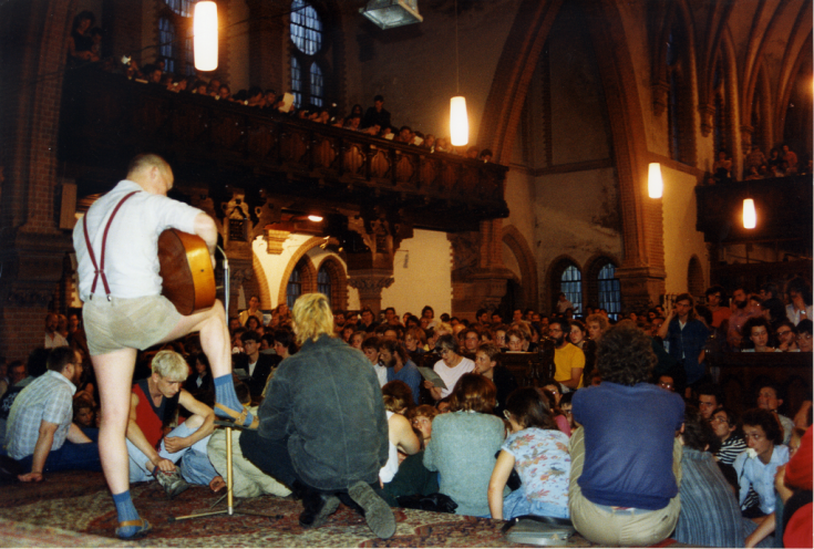 Klagegottesdienst in der Samariterkirche nach dem Massaker auf dem Platz des himmlischen Friedens. An der Gitarre Michael Heinisch-Kirch. Quelle: Robert-Havemann-Gesellschaft/Siegbert Schefke/RHG_Fo_HAB_18901