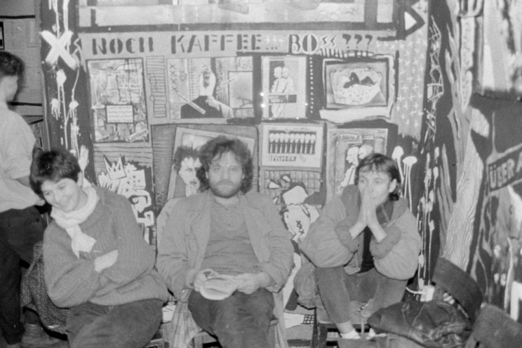 Carlo Jordan (mitte) am 11. Oktober 1987 in der Galerie der Umwelt-Bibliothek. Quelle: Robert-Havemann-Gesellschaft/Siegbert Schefke/RHG_Fo_SiSch_01_045-34