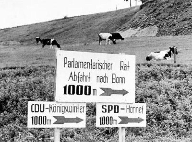Große Politik in ländlicher Idylle: Hinweisschilder an der Straße nach Bonn, wo zwischen 1. September 1948 und 8. Mai 1949 der Parlamentarische Rat zusammentritt.