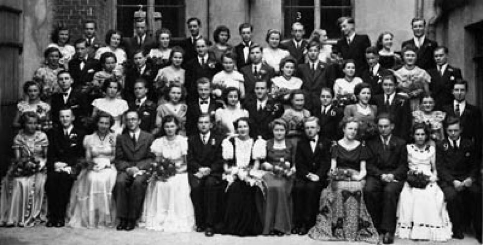 Die Werdauer Oberschüler bei ihrem Tanzstundenabschlussball 1950. Hintere Reihe: 2. v. l.: Joachim Gäbler, 4. v. l.: Theobald Körner, 10. v. l.: Heinz Rasch; 2. Reihe von vorne: 5. v. l.: Sigrid Roth, 8. v. l.: Siegfried Müller, 10. v. l.: Gerhard...