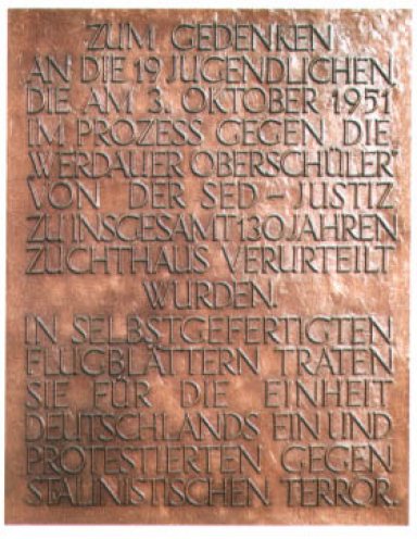 Eine Tafel für die Zivilcourage: Das Werdauer Alexander-von-Humboldt-Gymnasium erinnert seit 1997 an den Mut und an das Leid der Oberschüler, die 1951 verurteilt wurden.