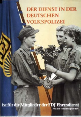 Hier geht es um die Ehre: Ein Werbeplakat für den Dienst bei der Deutschen Volkspolizei.