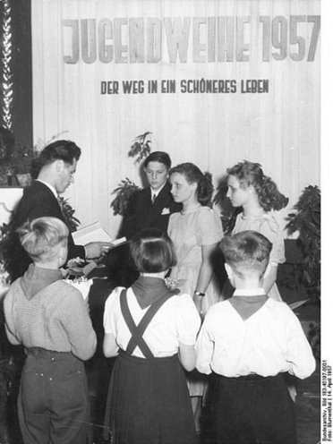 Am 14. April 1957 nehmen die Schulabgänger der Gemeinde Beichlingen/Landkreis Sömmerda geschlossen an der Jugendweihe teil.