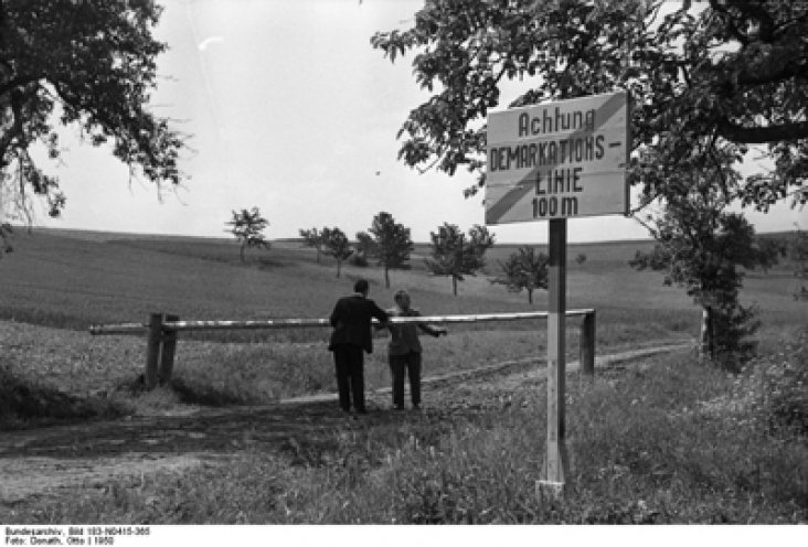 Landschaftliche Idylle am Schlagbaum bei Asbach (Thüringen). 1950 können sich diese beiden Männer noch ungestört über den Schlagbaum hinweg unterhalten. In den folgenden Jahren baut die DDR die Grenze zur Bundesrepublik zu einem fast unüberwindbaren...