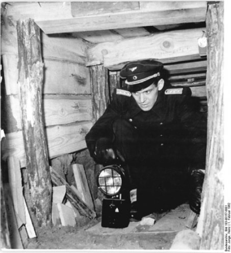 Studenten der Technischen Universität Berlin, unter ihnen die Gebrüder Franzke, graben im Januar 1962 am S-Bahnhof Wollankstraße einen Tunnel von West-Berlin nach Ost-Berlin. Durch die Erschütterungen des Zugverkehrs stürzt der Tunnel ein und Teile...