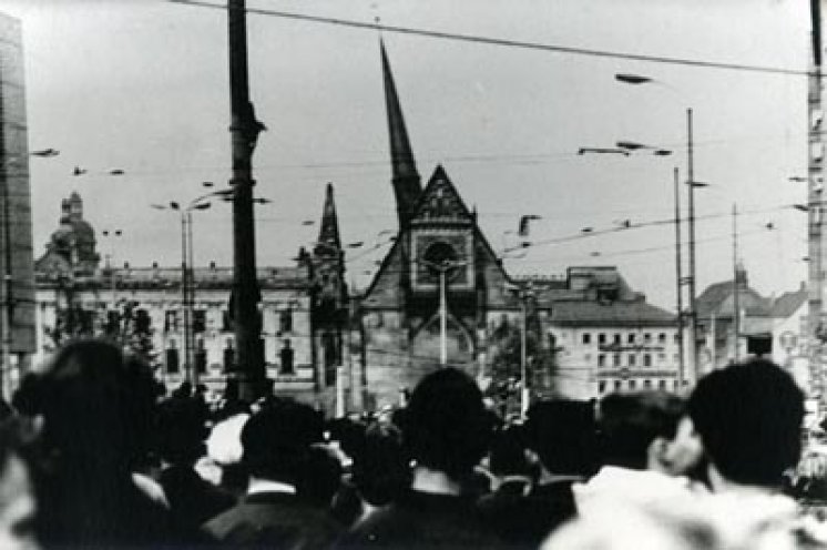 Die Stadtverordnetenversammlung von Leipzig stimmt der Vernichtung der Kirche mit nur einer Gegenstimme zu. Heimlich fotografieren zwei Leipziger Studenten die Sprengung der Universitätskirche.