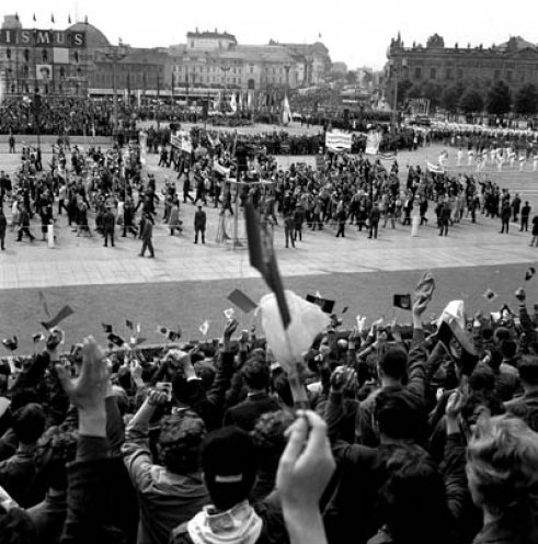 Über 500.000 Jugendliche aus beiden deutschen Staaten kommen Pfingsten 1964 zum III. Deutschlandtreffen der FDJ nach Ost-Berlin. Im Bild die sogenannte Kampfdemonstration, bei der die Teilnehmer an der Ehrentribühne vorbeimarschieren.