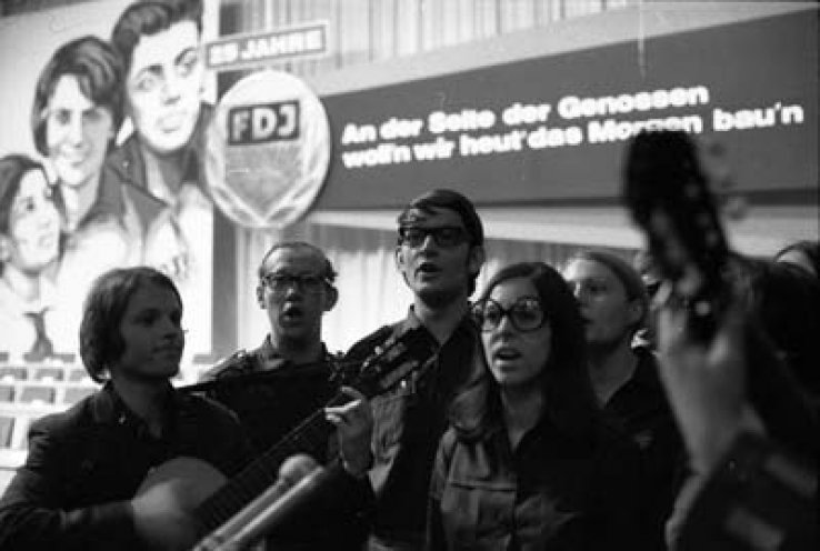 Der Oktoberklub während einer Festveranstaltung im Friedrichstadtpalast zum 25. Jahrestag der FDJ-Gründung, 12. März 1971.