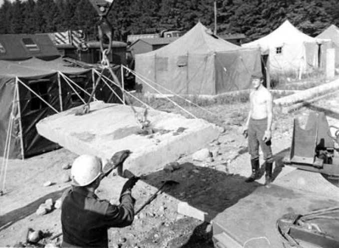 Die meisten Bausoldaten werden zum Bau von militärischen Einrichtungen eingesetzt. Dazu gehören vor allem Schießanlagen und Militärflugplätze. Im Bild: Bausoldaten 1974 beim Straßenbau in Basepohl (Mecklenburg-Vorpommern).
