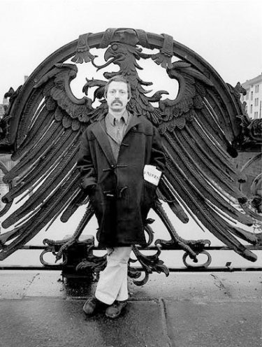 Der "Preußische Ikarus" - Wolf Biermann auf der Weidendammer Brücke über der Spree in Ost-Berlin.