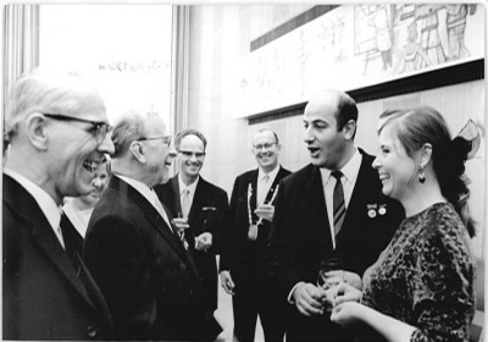 Manfred Krug (2.v.r.) und die Schauspielerin Ursula Karusseit (1.v.r.) am 3. Oktober 1968 im Gespräch mit dem Vorsitzenden des Staatsrates, Willi Stoph (1.v.l.) und SED-Chef Walter Ulbricht (2.v.l.) nach einer Preisverleihung. Bundesarchiv/183-G1003-0040-001/Joachim...