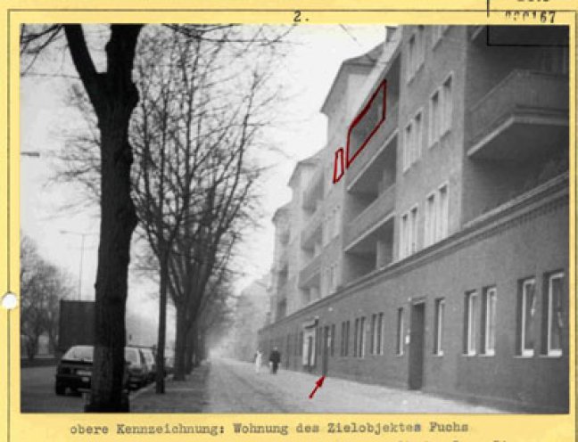 Der lange Arm der Staatssicherheit reicht auch bis nach West-Berlin. Das Haus von Jürgen Fuchs wird durch die Stasi observiert. 1982 leitet die Stasi ein Ermittlungsverfahren gegen Jürgen Fuchs ein und bearbeitete ihn im ZOV „Opponent“.