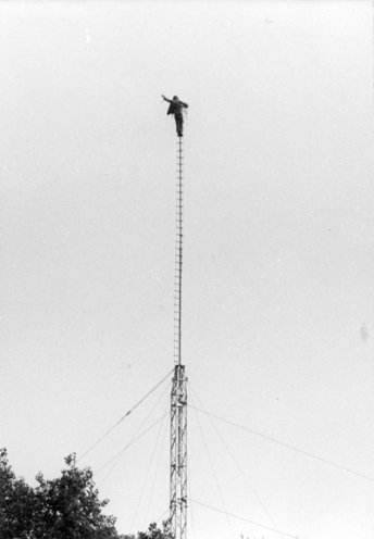 1000-Jahrfeier der Stadt Altenburg 1976. Ein Tramper hat den Mast der Hochseilartisten Gebrüder Weißheit erklommen.