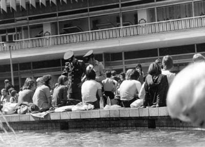 Die Volkspolizei kontrolliert Jugendliche auf dem Berliner Alexanderplatz, 1982.