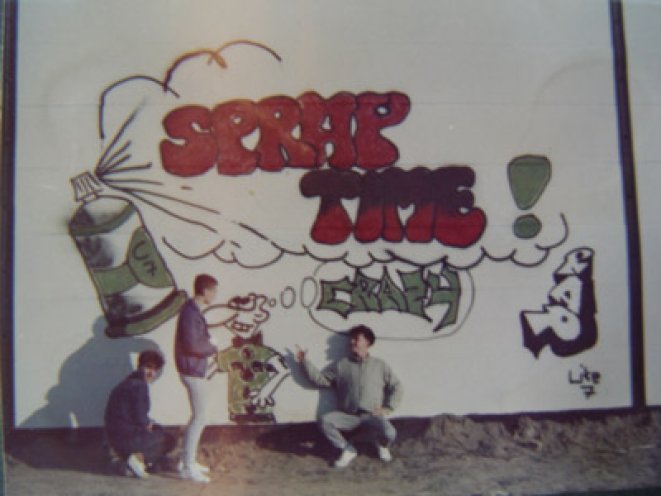 Spray Time: Posieren vor dem Graffiti.