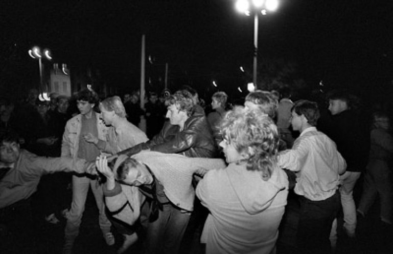 Während die Partei- und Staatsführung im Palast der Republik den 40. Jahrestag der DDR feiert, gehen Polizei und Staatssicherheit brutal gegen Demonstranten vor.