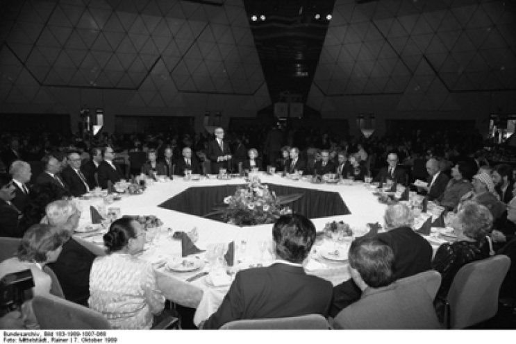 Im Palast der Republik findet das Bankett zum 40. Jahrestag der DDR statt. Während die SED-Parteiführung mit Ihren Gästen auf das Wohl der DDR anstößt, fordern draußen Demonstranten Reformen. Quelle: Bundesarchiv/183-1989-1007-068/Rainer Mittelstädt