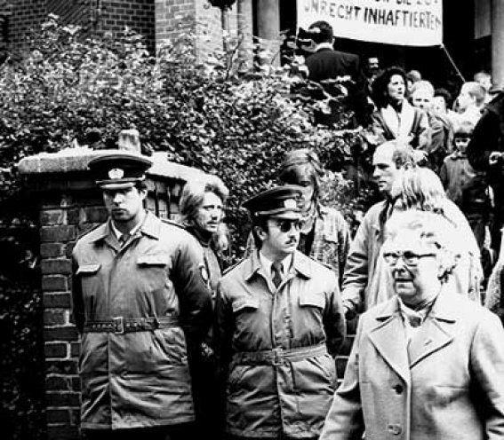 Mahnwache auf dem Gelände der Gethsemanekirche im Oktober 1989.