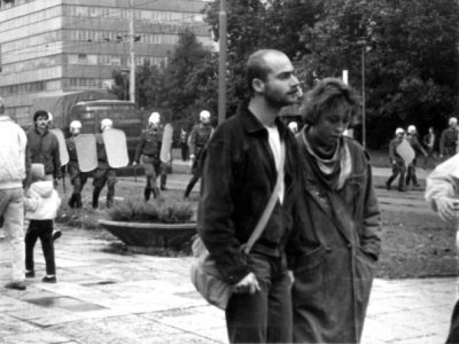 Solche Bilder kennen die DDR-Bürger bis dahin nur aus dem Westfernsehen: Mit Helmen, Schlagstöcken und Schilden ausgerüstete Polizisten gehen am 7. Oktober 1989 gegen friedliche Demonstranten in Karl-Marx-Stadt (heute Chemnitz) vor.