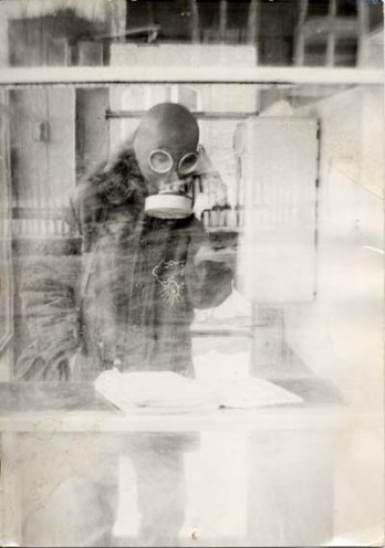 Johanna Kalex mit Gasmaske auf einem Foto für ein heimlich geklebtes Plakat.