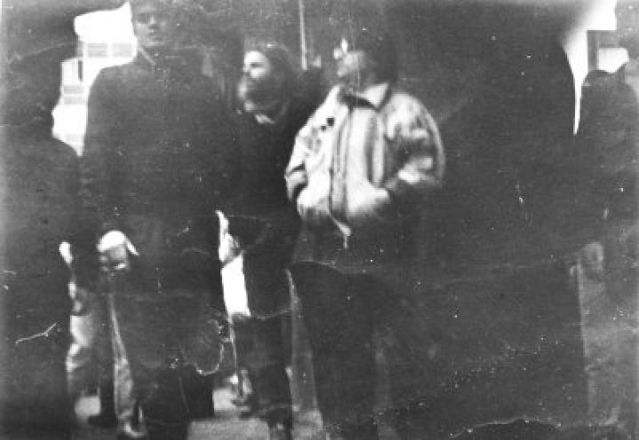Von der Stasi fotografiert: Falk Zimmermann (IM des MfS), Siegbert Schefke und Aram Radomski (v.l.n.r.) nehmen am 13. März 1989 am Friedensgebet in der Leipziger Nilolaikirche und an der anschließenden Demo teil und machen Fotos.