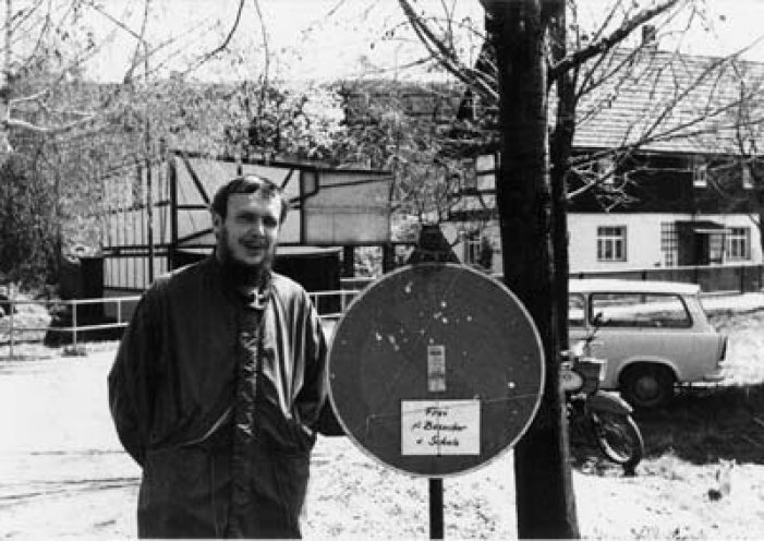 Reinhard Schult im Mai 1980 beim Friedensseminar in Königswalde. Die Stasi hat im ganzen Ort Parkverbotsschilder aufgestellt.