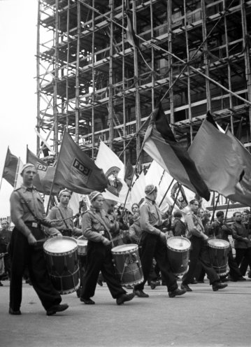 Dritter Gründungstag der DDR: In blauen FDJ-Hemden und unter den Fahnen mit aufgehender Sonne, dem Zeichen der FDJ, marschieren Jugendliche am 7. Oktober 1952 durch Berlin. Quelle: REGIERUNGonline