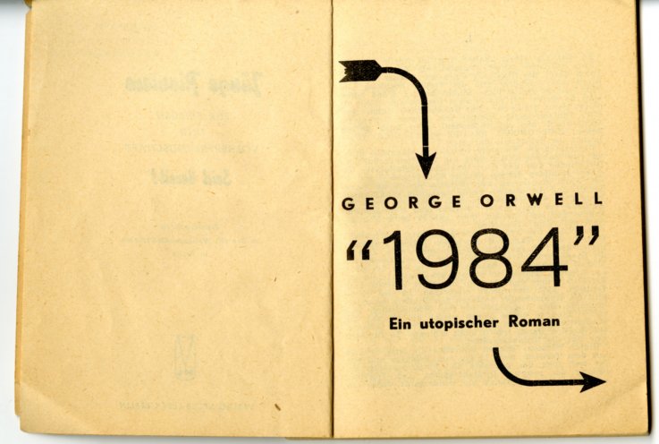 Im Inneren enthält die Broschüre eine auf knapp 100 Seiten gekürzte Fassung des Romans „1984“ von George Orwell. Dieser hat seine bittere Satire auf den totalitären Überwachungsstaat in den Jahren 1946/47 geschrieben. Literarisches Vorbild ist...
