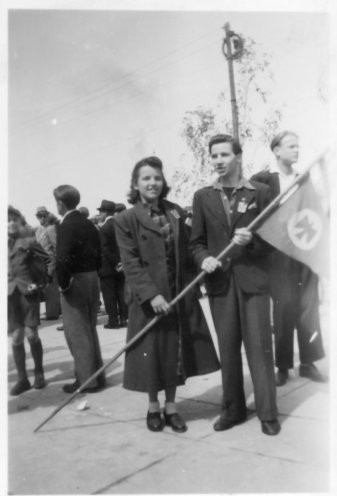 Zeigt Flagge: Lothar Otter (mit Wimpel) und seine Lichtenberger Falkengruppe am 1. Mai 1949 in West-Berlin. Quelle: Privat-Archiv Lothar Otter
