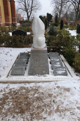 Seit 2008 erinnert eine Gedenkstätte auf dem Alten Friedhof in Werder an die acht Hingerichteten. Werner Bork organisierte und realisierte zusammen mit Gisela und Professor Dr. Sigurd Blümcke dieses Ehrengrab. Quelle: Robert-Havemann-Gesellschaft/Frank...