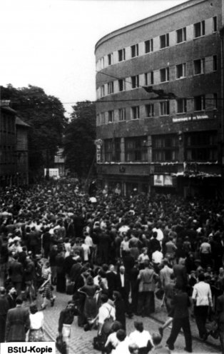 Zehntausende Demonstranten versammeln sich seit neun Uhr auf dem Holzmarkt, dem zentralen Platz der Stadt. Unter dem Jubel der Demonstranten fordern die Redner den Sturz der Regierung, freie Wahlen und die Abschaffung der Volkspolizei. Quelle: BStU, MfS,...