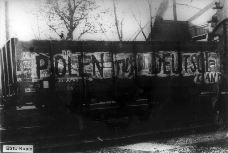 Der Eisenberger Kreis bringt seine politischen Forderungen an öffentlichen Einrichtungen an. Peter Hermann und zwei andere Mitglieder der Gruppe malen am 21. Oktober 1956 die Losung „Polen ruft Deutschland“ mit roter Farbe an einen Eisenbahnwaggon...