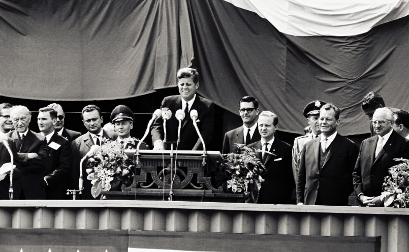 Vom 23. bis 26. Juni 1963 besucht der Präsident der USA, John F. Kennedy, zum ersten Mal die Bundesrepublik Deutschland. Zum Abschluss seines Besuches reist er nach West-Berlin. Hier John F. Kennedy während seiner Rede vor dem Schöneberger Rathaus...