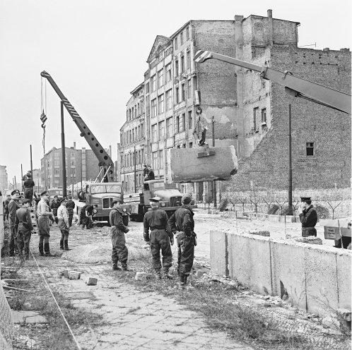 Berlin, 13. August 1961: Der Ostsektor wird hermetisch abgeriegelt. Volkspolizei und Nationale Volksarmee errichten in der Zimmerstraße die Mauer. Quelle: REGIERUNGonline/Klaus Lehnartz