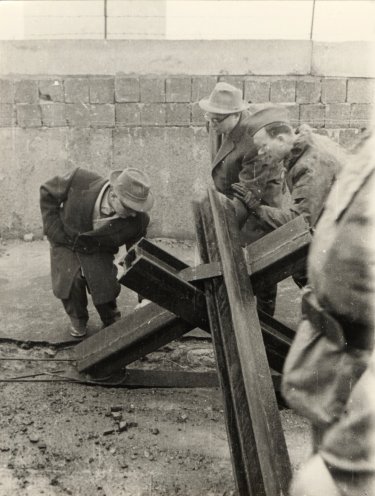 Erich Honecker inspiziert Panzersperren. Als Sicherheitssekretär des ZK der SED ist er maßgeblich an der Organisation des Mauerbaus beteiligt. Quelle: Polizeihistorische Sammlung Berlin/Bild Nr. 204/61