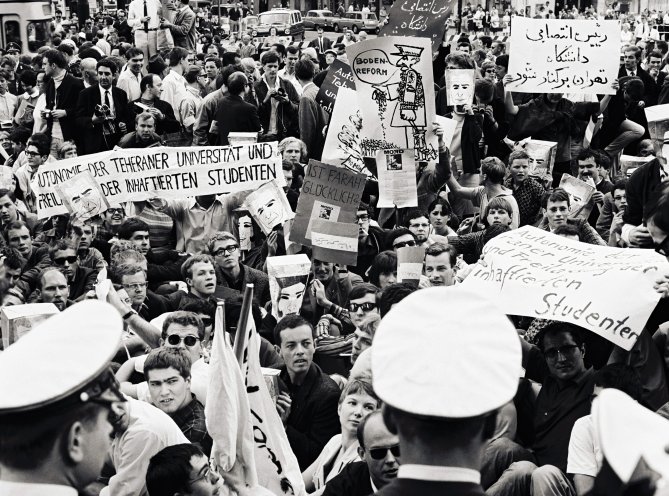 Kritischer Besuch: Der iranische Schah Reza Pahlevi hält sich vom 27. Mai bis 4. Juni 1967 zu einem Staatsbesuch in der Bundesrepublik auf. In dieser Zeit kommt es in vielen deutschen Städten, besonders in Berlin, zu heftigen Demonstrationen gegen sein...