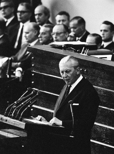 Bundeskanzler Kurt Georg Kiesinger bei der Debatte über die Notstandsgesetzgebung im Bundestag. Nach einer dritten Lesung können die Notstandsgesetze mit den Stimmen von CDU/CSU und einer Mehrheit der SPD verabschiedet werden. Diese sehen in Notstandszeiten...