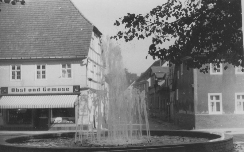 Springbrunnen am Markt in Lübbenau 1968, wo sich regelmäßig die Schüler Volker Rennert und Achim Schiemenz mit ihren Freunden treffen. Am Abend des 24. August 1968 beginnt hier die von den Schülern organisierte Protestdemonstration gegen den Einmarsch...