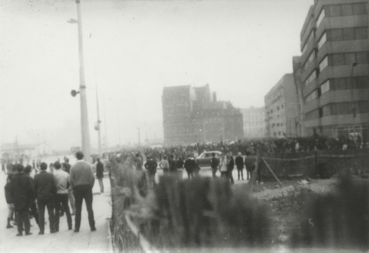 Der 22-jährige Bernd Woick hat von dem Gerücht vom Konzert der Rolling Stones auf dem Dach des Axel-Springer-Hochhauses gehört. Obwohl er dem Gerücht wenig Glauben schenkt macht er sich, selbst ein Fan der Stones, am 7. Oktober 1969 auf den Weg in...