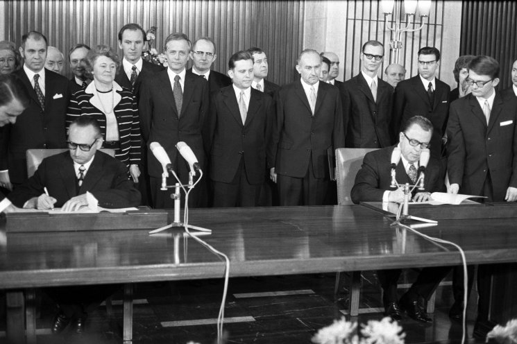 Nach langwierigen Verhandlungen: Der Bundesminister für besondere Aufgaben Egon Bahr (links) und DDR-Staatssekretär Michael Kohl (rechts) unterzeichnen am 21. Dezember 1972 den Vertrag über die Grundlagen der Beziehungen zwischen der Bundesrepublik...