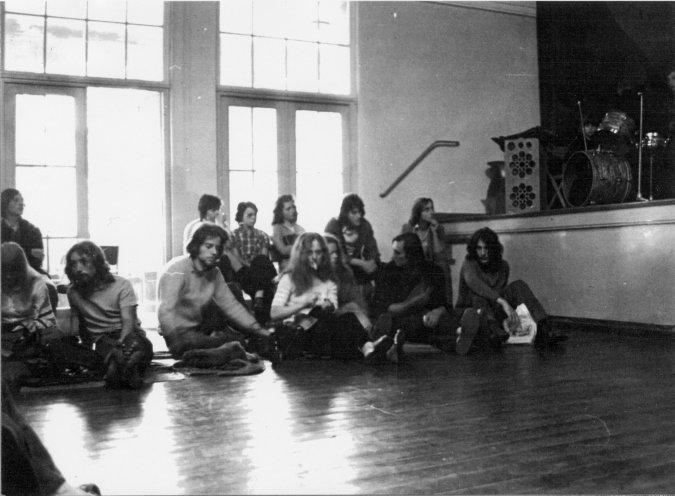Mitglieder der Jungen Gemeinde Jena-Stadtmitte 1976 beim Landesjugendsonntag der Evangelischen Kirche im Falkhofsaal in Eisenach. Quelle: Robert-Havemann-Gesellschaft/Lutz Reimer