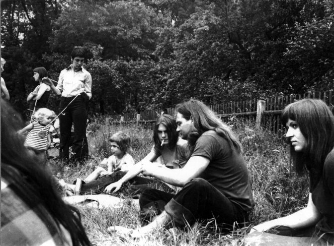 Die Mitglieder der Jungen Gemeinde Jena-Stadtmitte organisieren im Sommer 1977 ein Kinderfest auf einem Sportplatz im Westviertel. Die Jugendlichen versuchen, sich bewusst Freiräume zu erobern, damit sie sich trotz der allgegenwärtigen Stasi-Überwachung...