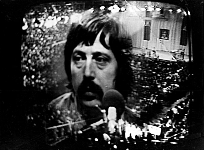 Liedermacher, Lyriker, Leitfigur: Als offiziell ist, dass Wolf Biermann aus der DDR rausgeworfen wurde, strahlt die ARD das Kölner Biermann-Konzert vom 13. November 1976 in voller Länge aus. Quelle: Robert-Havemann-Gesellschaft / RHG_Fo_HAB_14883